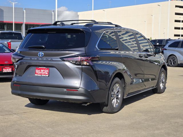 2025 Toyota Sienna LE