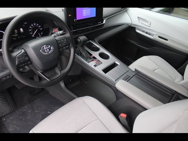 2025 Toyota Sienna LE