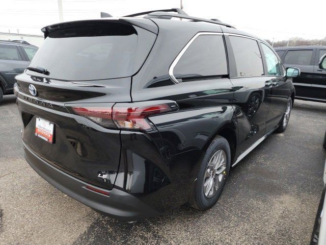 2025 Toyota Sienna LE