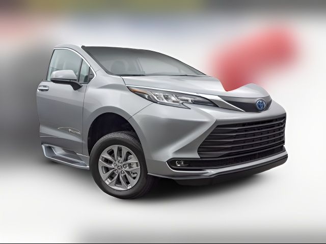 2025 Toyota Sienna LE
