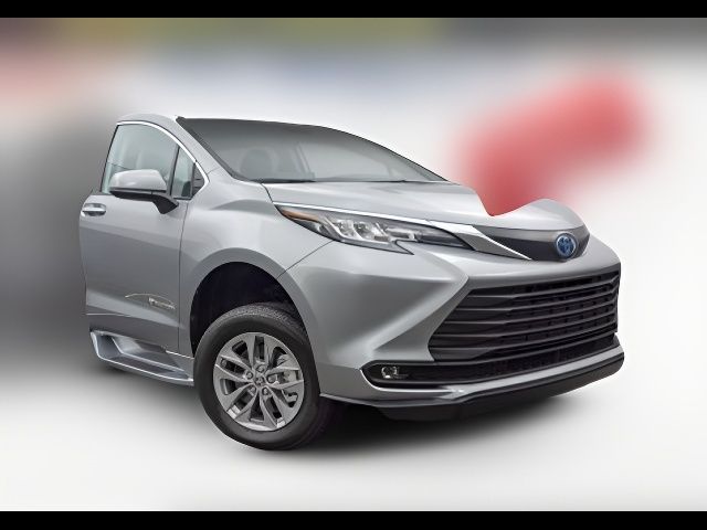 2025 Toyota Sienna LE