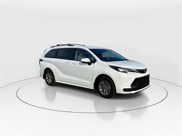 2025 Toyota Sienna LE