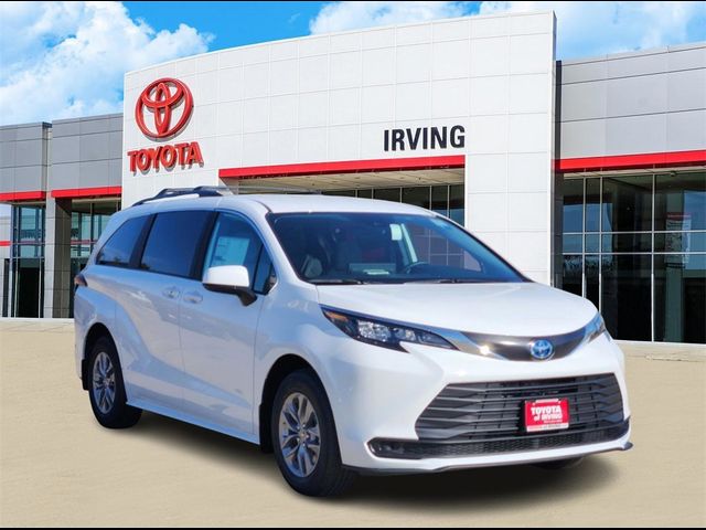 2025 Toyota Sienna LE