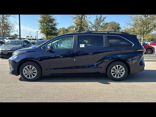 2025 Toyota Sienna LE