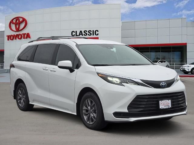 2025 Toyota Sienna LE