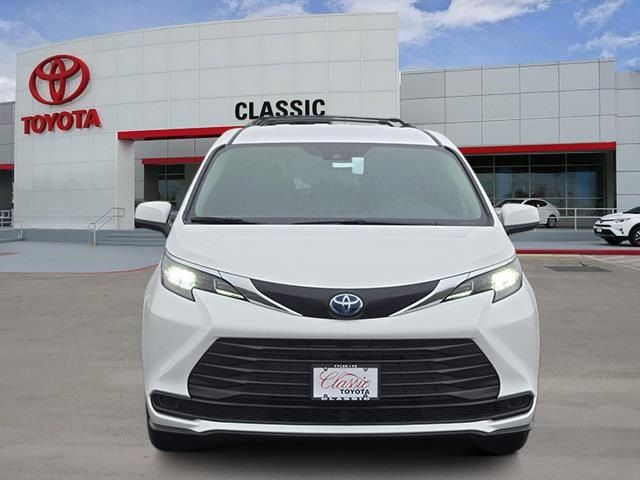 2025 Toyota Sienna LE