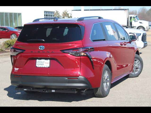2025 Toyota Sienna LE
