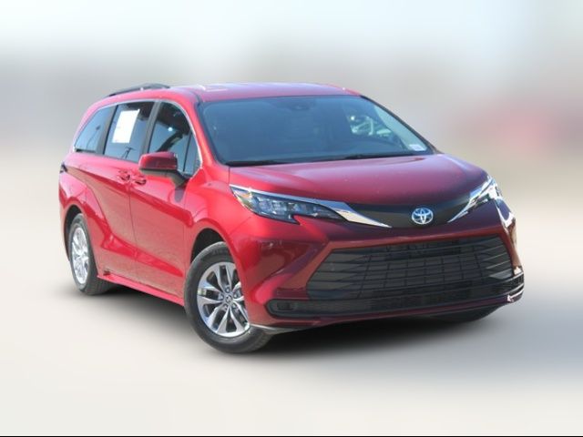 2025 Toyota Sienna LE