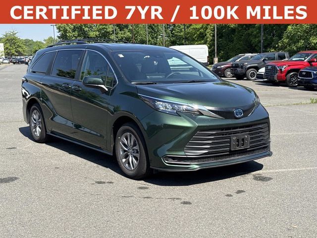 2025 Toyota Sienna LE