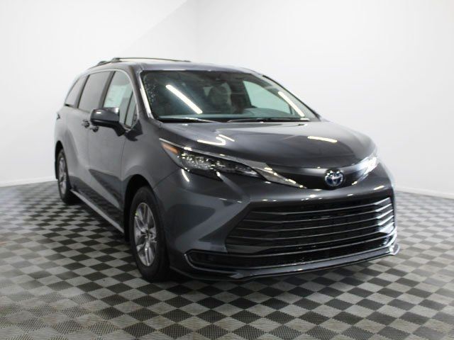 2025 Toyota Sienna LE