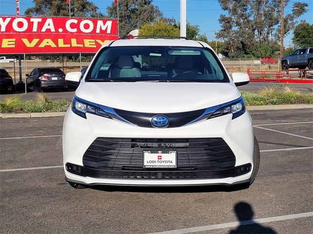 2025 Toyota Sienna LE