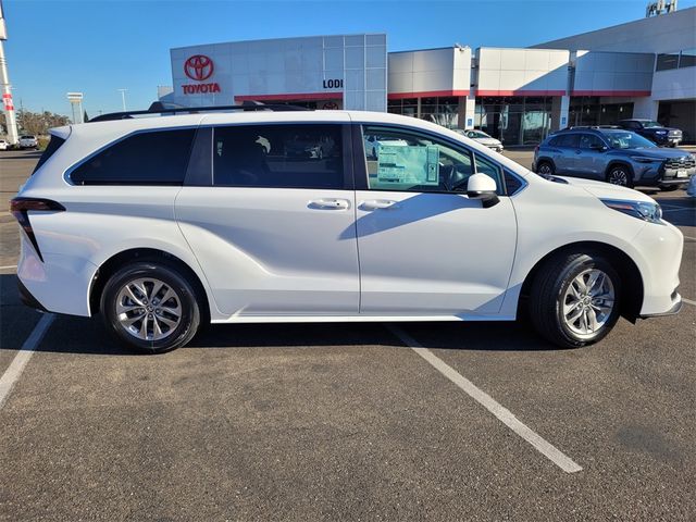 2025 Toyota Sienna LE