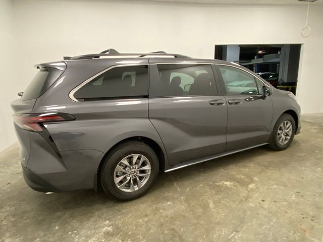 2025 Toyota Sienna LE