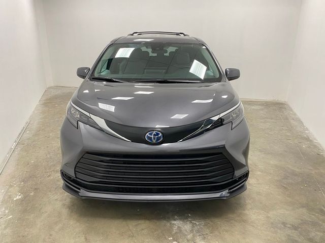 2025 Toyota Sienna LE