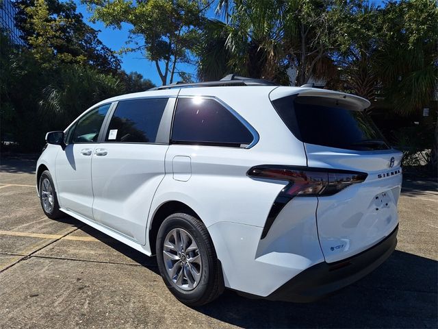 2025 Toyota Sienna LE