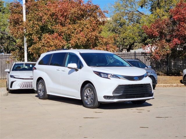 2025 Toyota Sienna LE