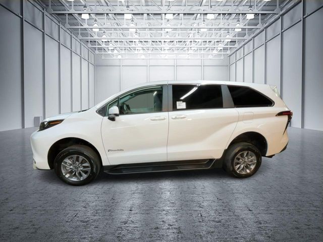 2025 Toyota Sienna LE