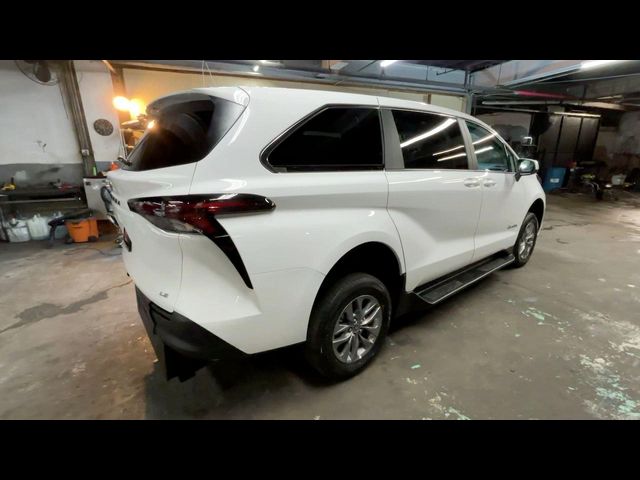 2025 Toyota Sienna LE