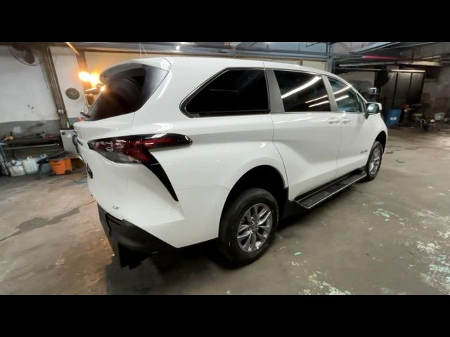 2025 Toyota Sienna LE