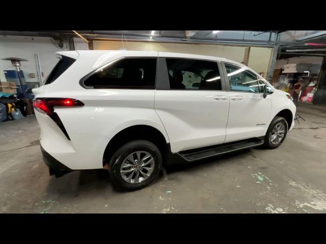 2025 Toyota Sienna LE