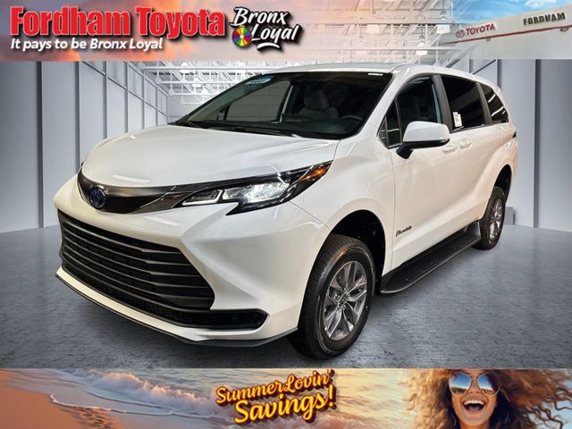 2025 Toyota Sienna LE