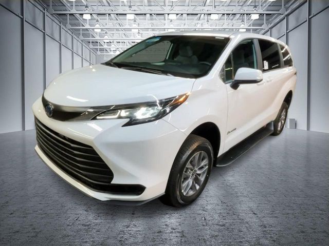 2025 Toyota Sienna LE