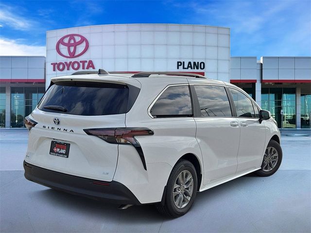 2025 Toyota Sienna LE