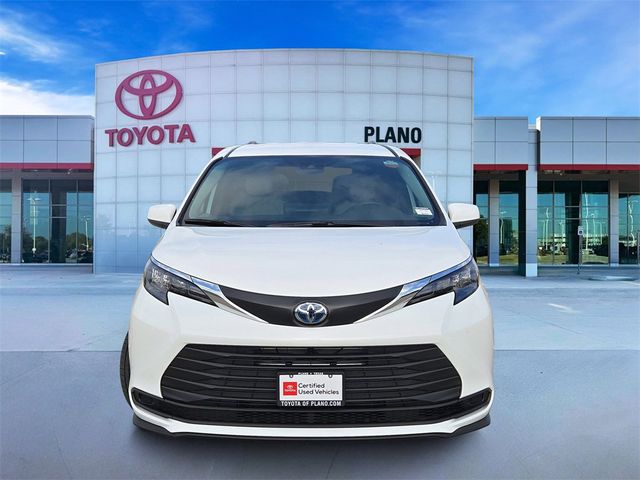 2025 Toyota Sienna LE