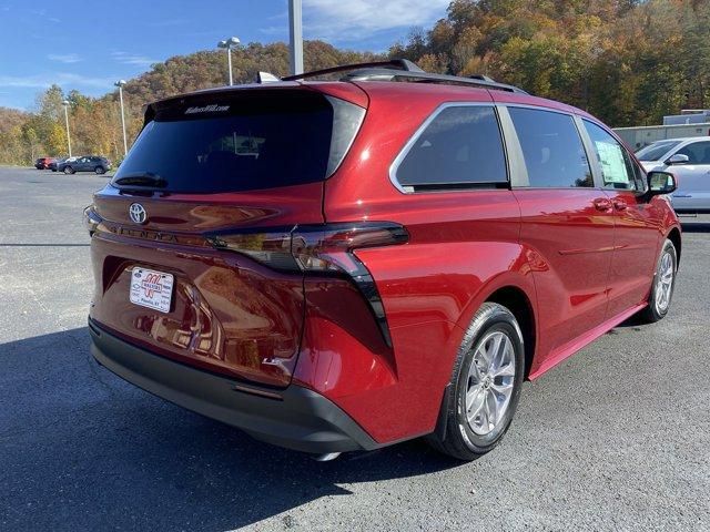 2025 Toyota Sienna LE