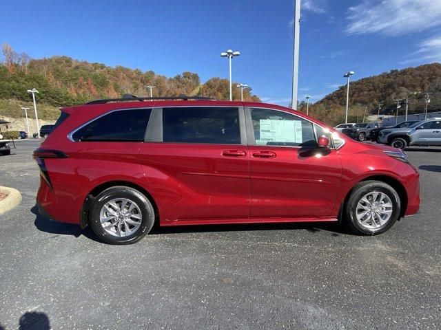 2025 Toyota Sienna LE