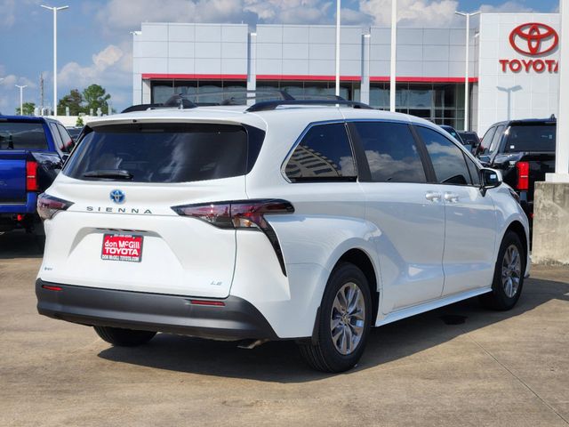 2025 Toyota Sienna LE