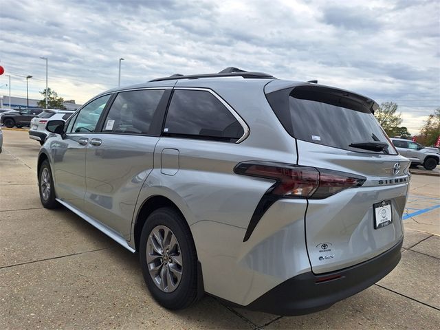 2025 Toyota Sienna LE