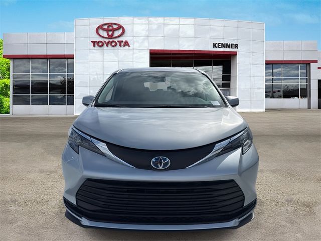 2025 Toyota Sienna LE