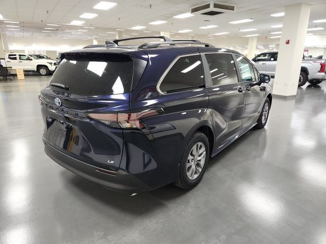 2025 Toyota Sienna LE