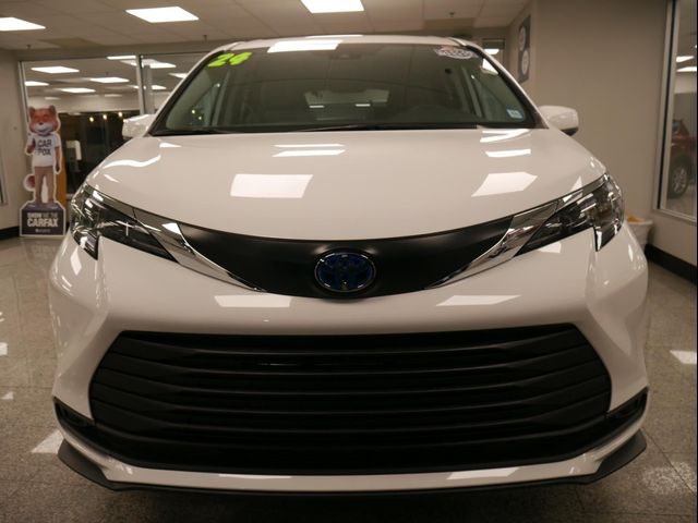 2025 Toyota Sienna LE