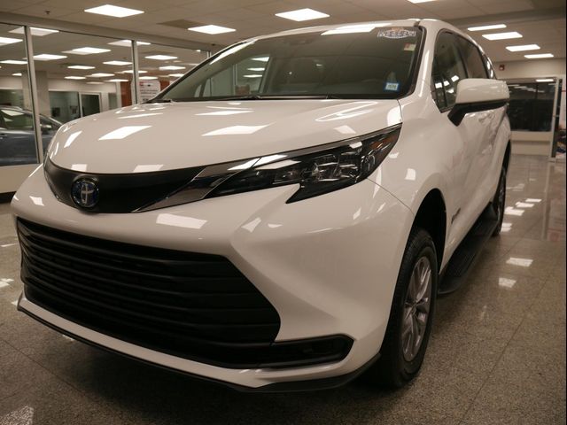 2025 Toyota Sienna LE