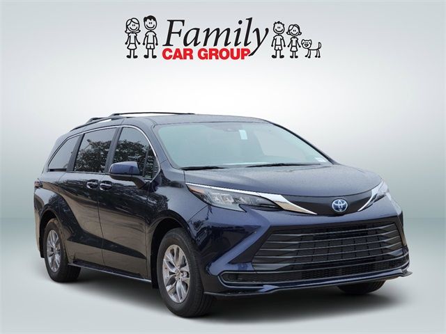 2025 Toyota Sienna LE