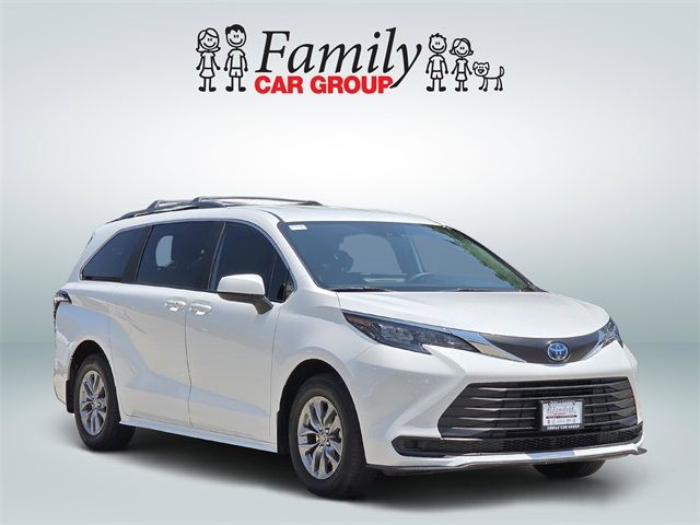 2025 Toyota Sienna LE