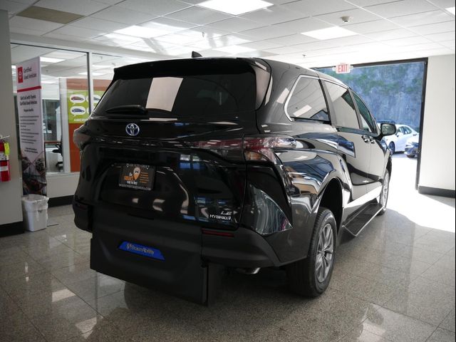 2025 Toyota Sienna LE