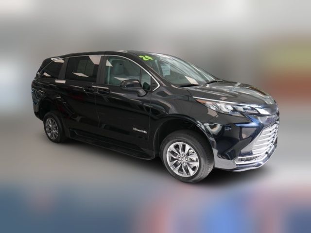 2025 Toyota Sienna LE