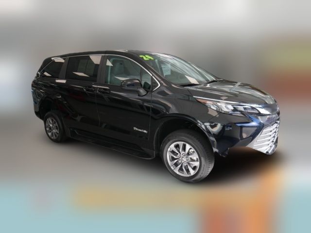 2025 Toyota Sienna LE