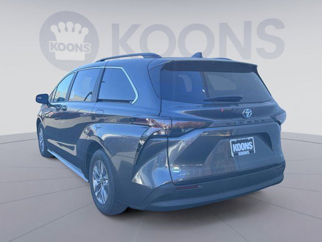 2025 Toyota Sienna LE