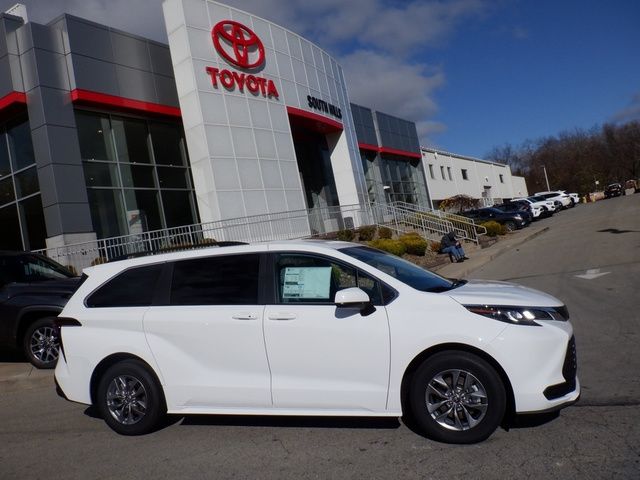 2025 Toyota Sienna LE