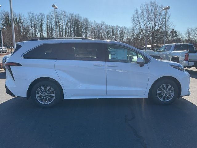 2025 Toyota Sienna LE