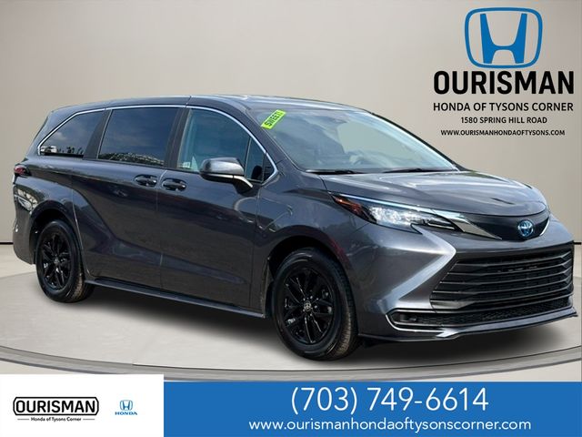 2025 Toyota Sienna LE