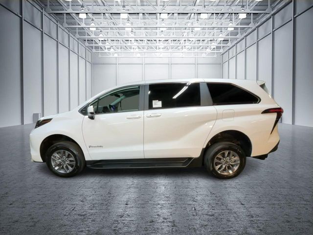 2025 Toyota Sienna LE