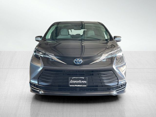 2025 Toyota Sienna LE