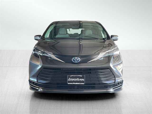 2025 Toyota Sienna LE