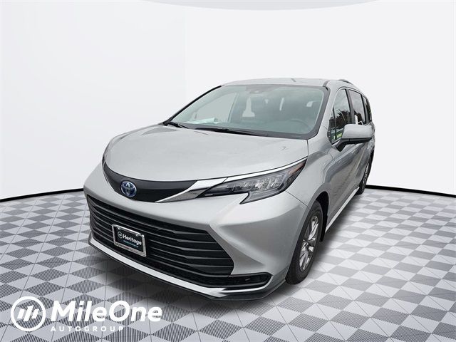 2025 Toyota Sienna LE