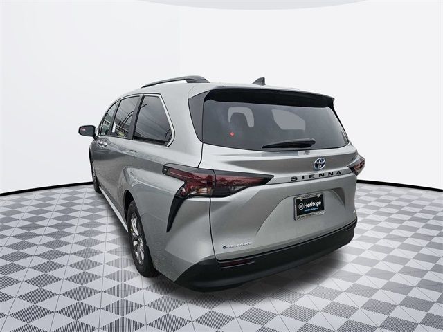 2025 Toyota Sienna LE